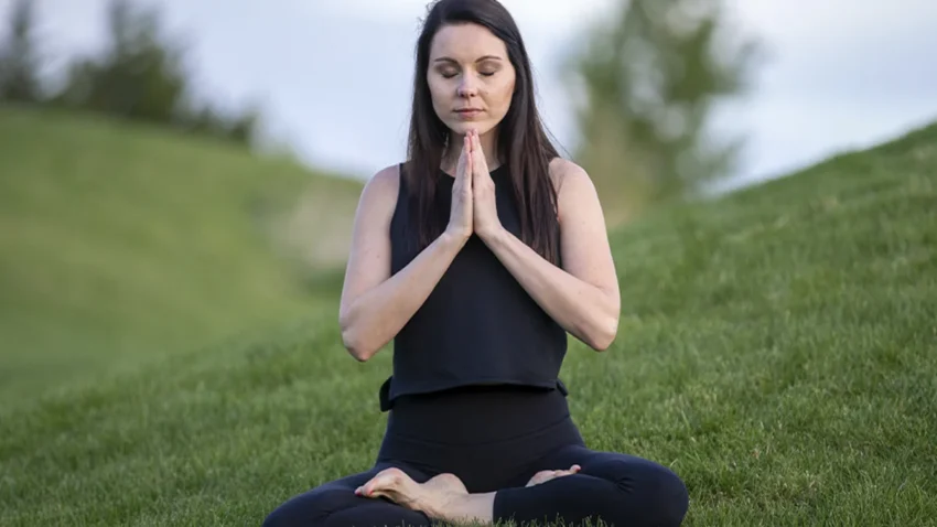 um amulher meditando