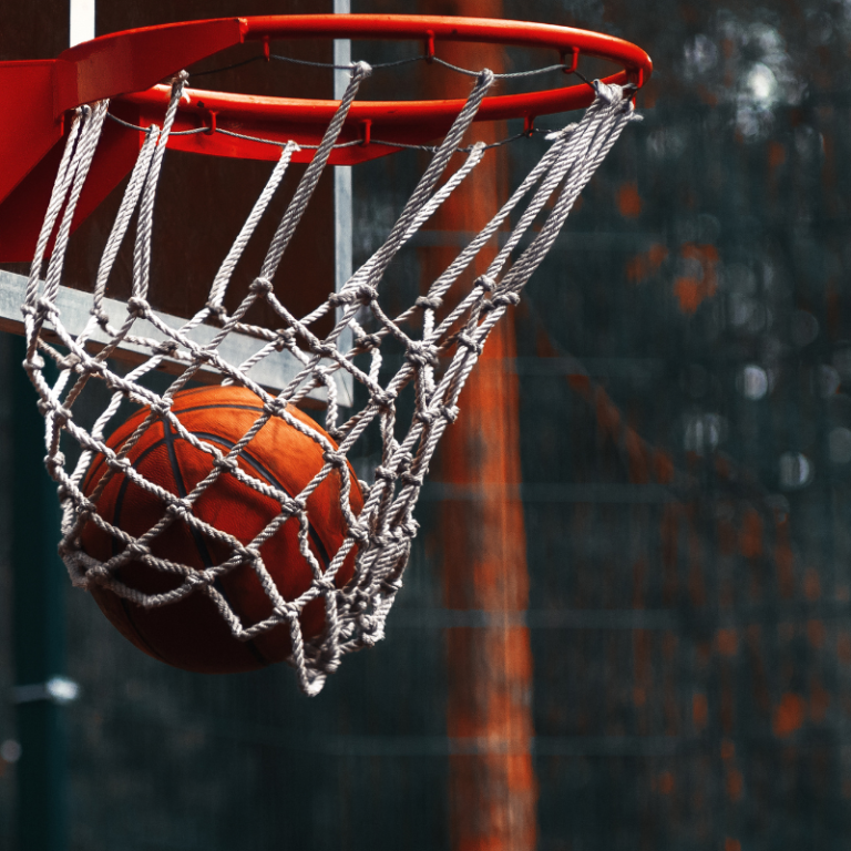 bola no cesto de basquete